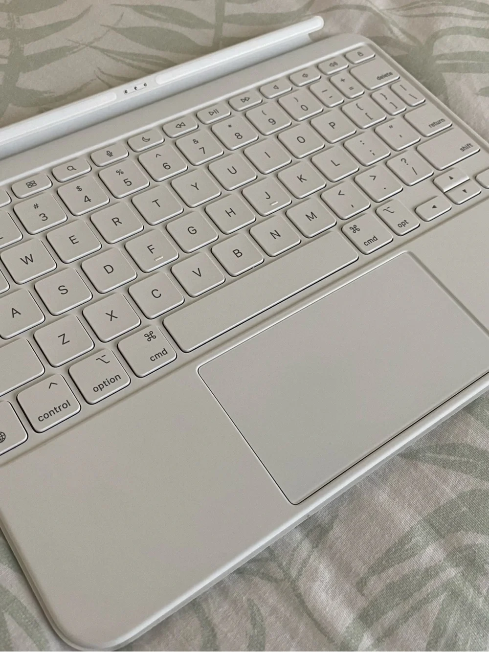 Apple Magic Keyboard Folio - White/Silver - 10th Generation